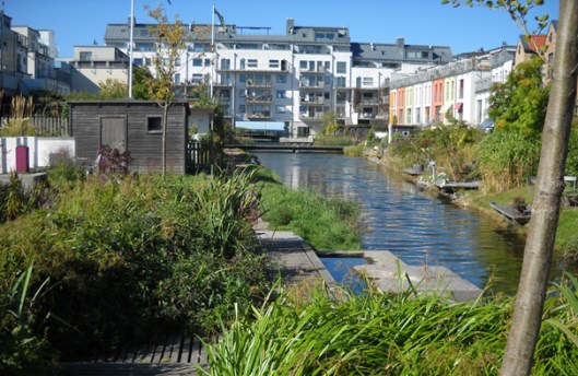 Attraktive wohnungsnahe Freiräume, ein Beispiel aus der Siedlung Västra Hamnen in Malmö (Foto: Claudia Dankl)