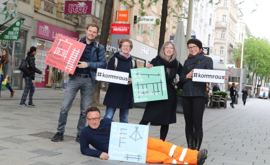 #kommraus Kurationsteam (v.l.n.r.): Florian Lorenz (freier Kurator), Lisa Magdalena Schlager (MA19), Barbara Slotta (MA18), Beatrice Stude (freie Kuratorin), Eugene Quinn (freier Kurator). © Stadt Wien PID/Christian Fürthner